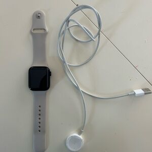 Apple Watch SE (2nd Gen) (GPS, 40mm) - Starlight Sport Band, S/M